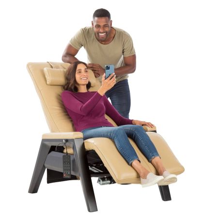 Woman in Gravis ZG Chair taking a selfie with friend